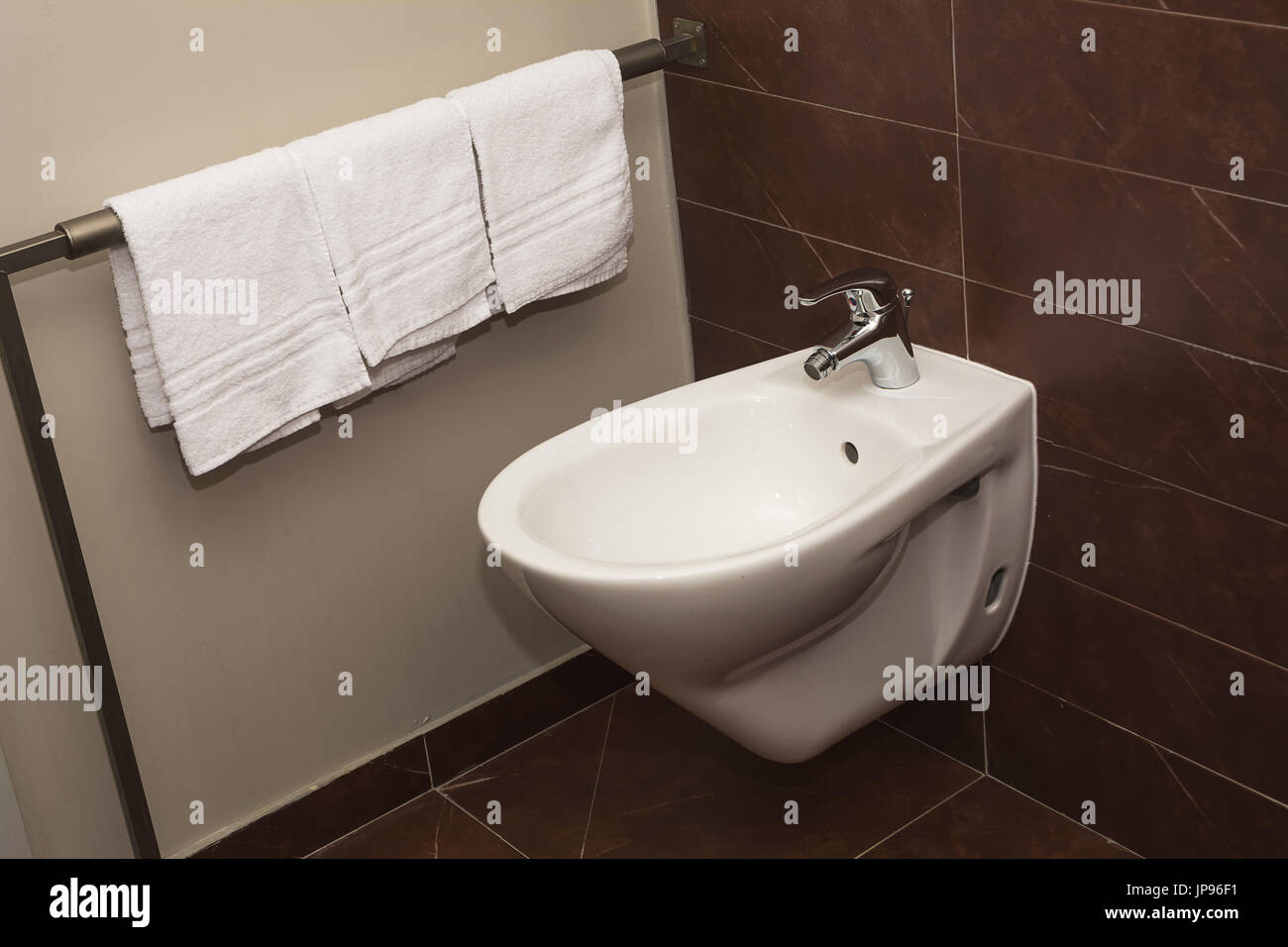 Bidet e gli asciugamani in bagno Foto stock - Alamy