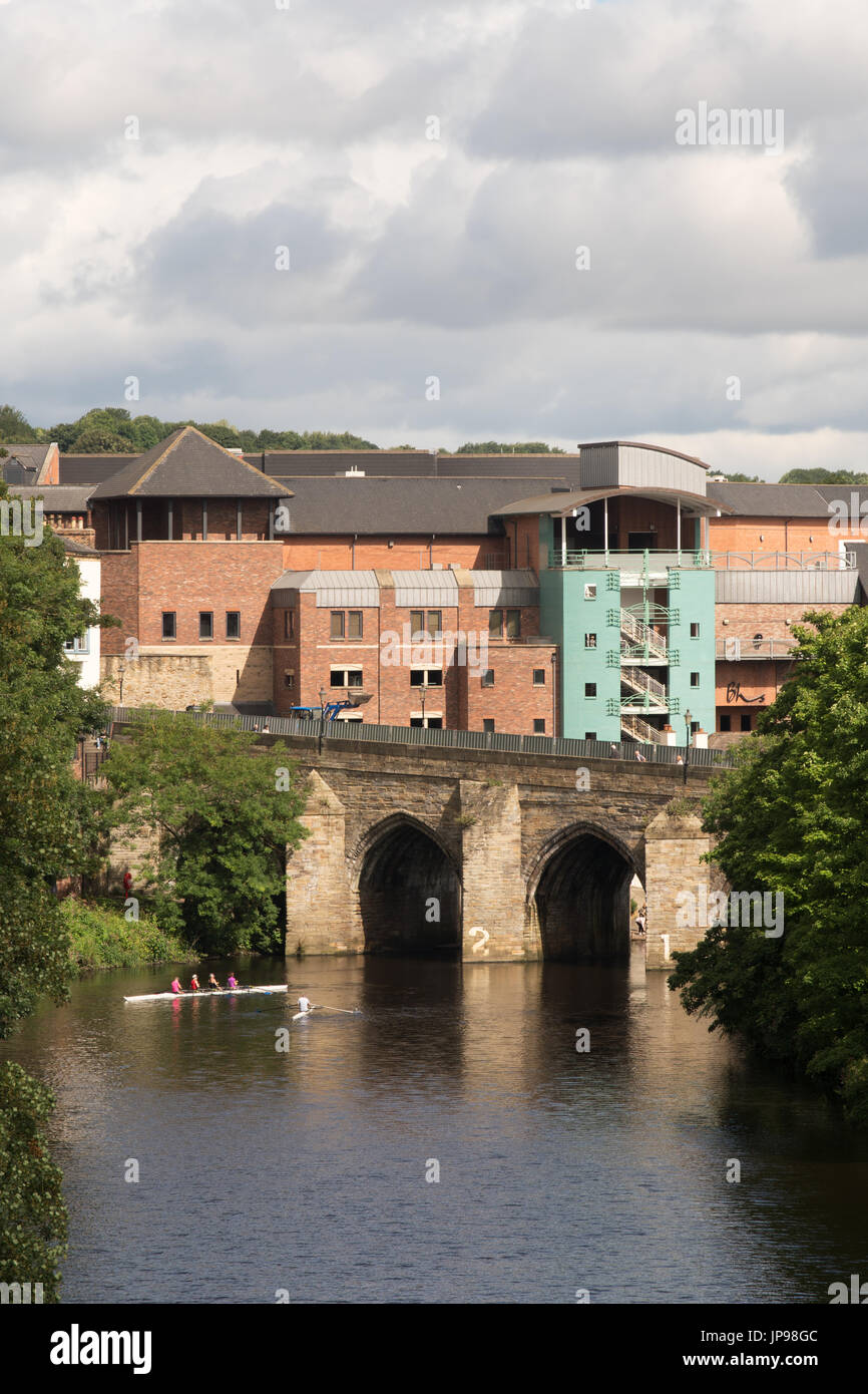 Elvet ponte sopra il fiume usura e Principe Vescovi Shopping Centre, Durham, England, Regno Unito Foto Stock