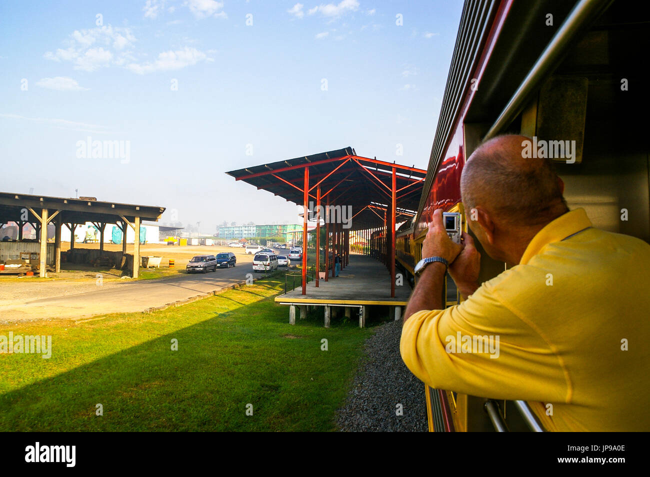 Turistica prendendo le foto sul canale di Panama stazione treni che arrivano alla stazione ferroviaria di Colon Foto Stock