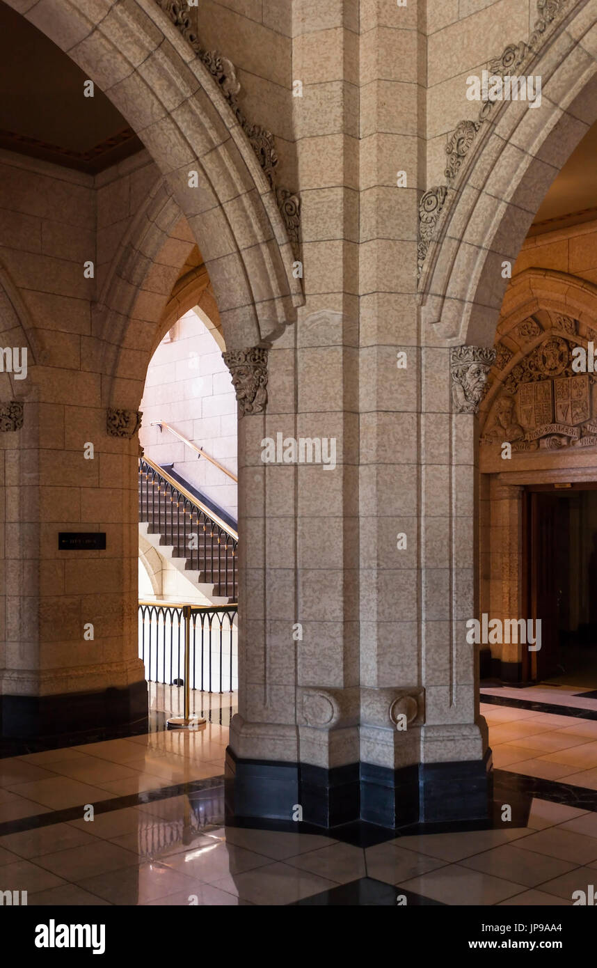 Un calcare decorativi pier in House of Commons Foyer all'interno del blocco centrale l'edificio principale del canadese complesso parlamentare. Foto Stock
