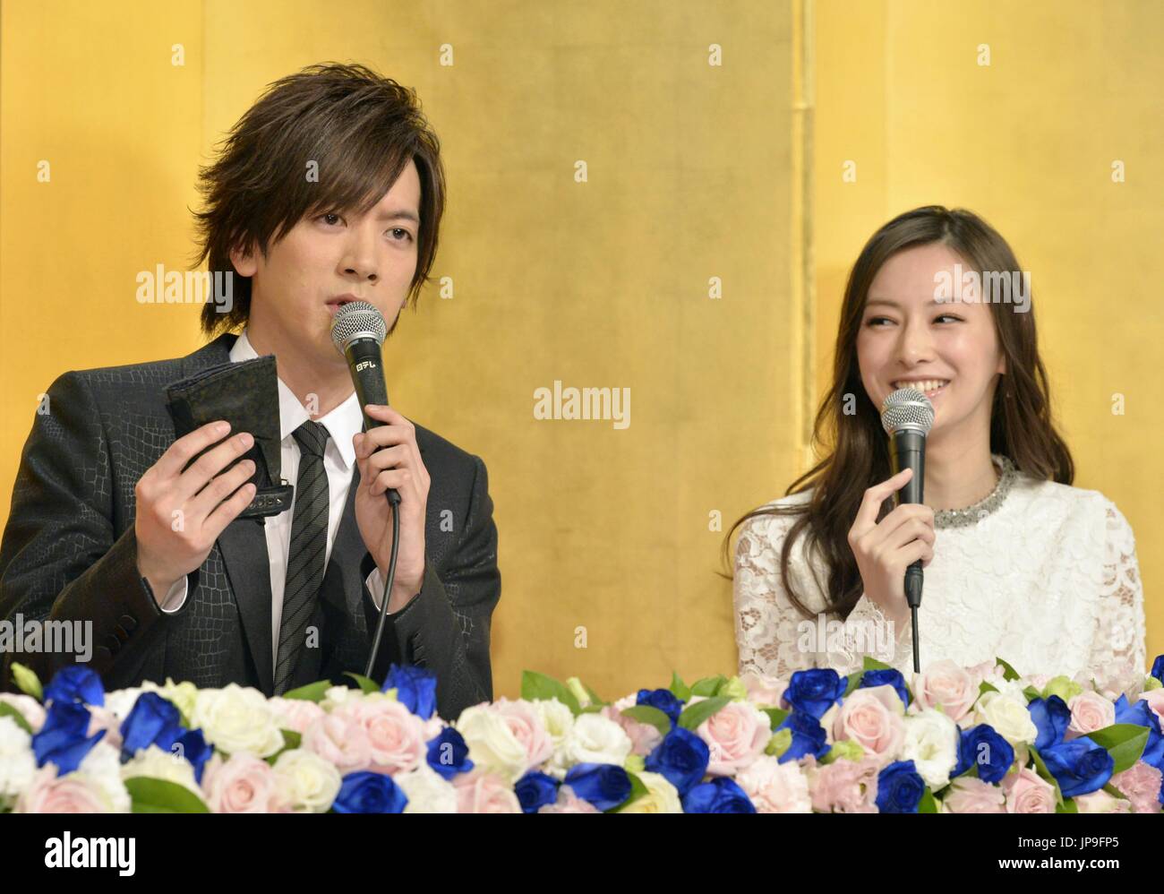 Il cantante DAIGO (L) e attrice Keiko Kitagawa partecipare ad una conferenza stampa a Tokyo il 11 gennaio 2016, dove hanno annunciato il loro matrimonio. DAIGO è nipote del compianto ex Primo Ministro Noboru Takeshita. (Kyodo) ==Kyodo Foto Stock