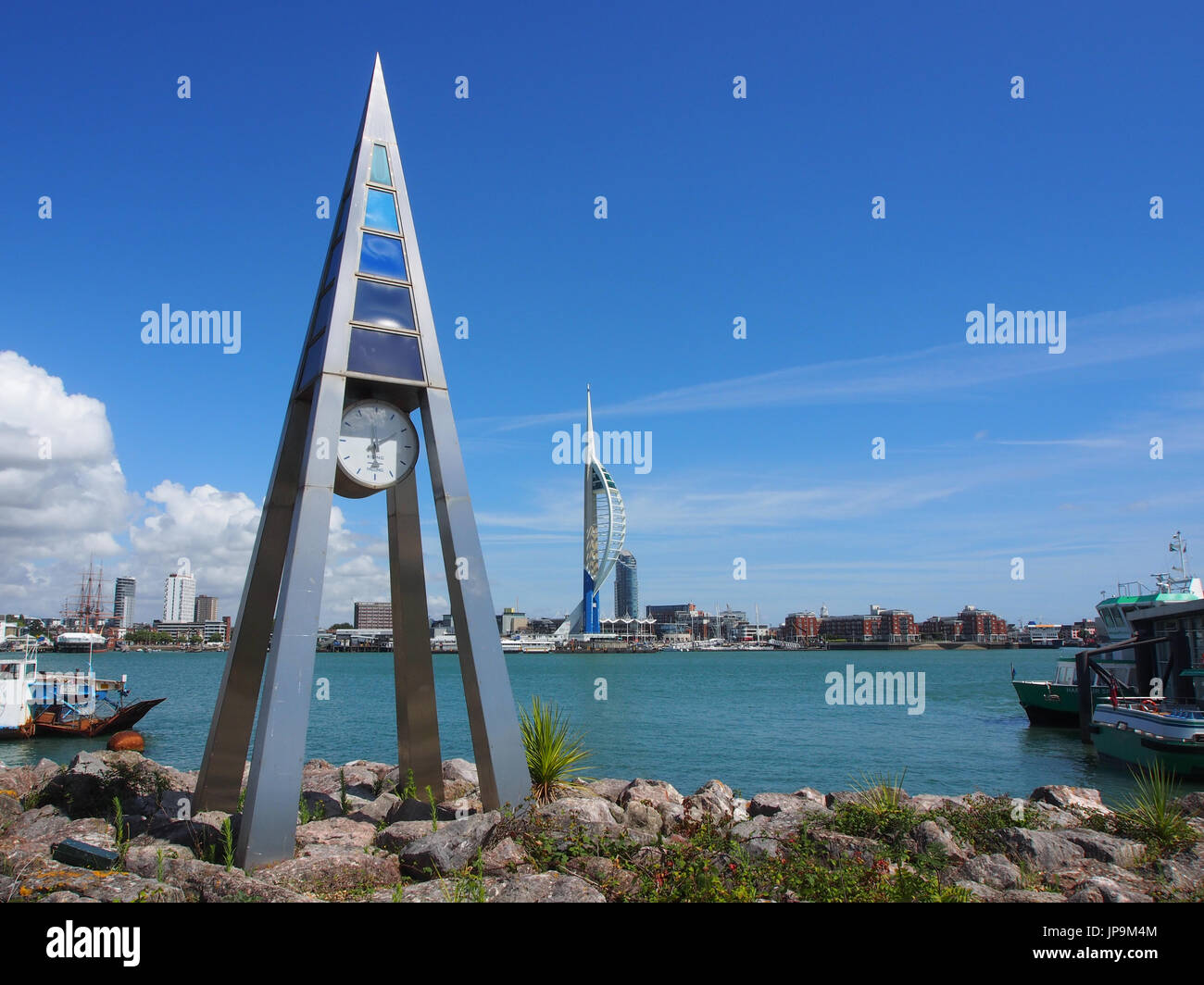 Il Gosport Tidal Clock progettato da Paul Best, con lo Spinnaker Torre sull'altro lato del porto di Portsmouth Foto Stock