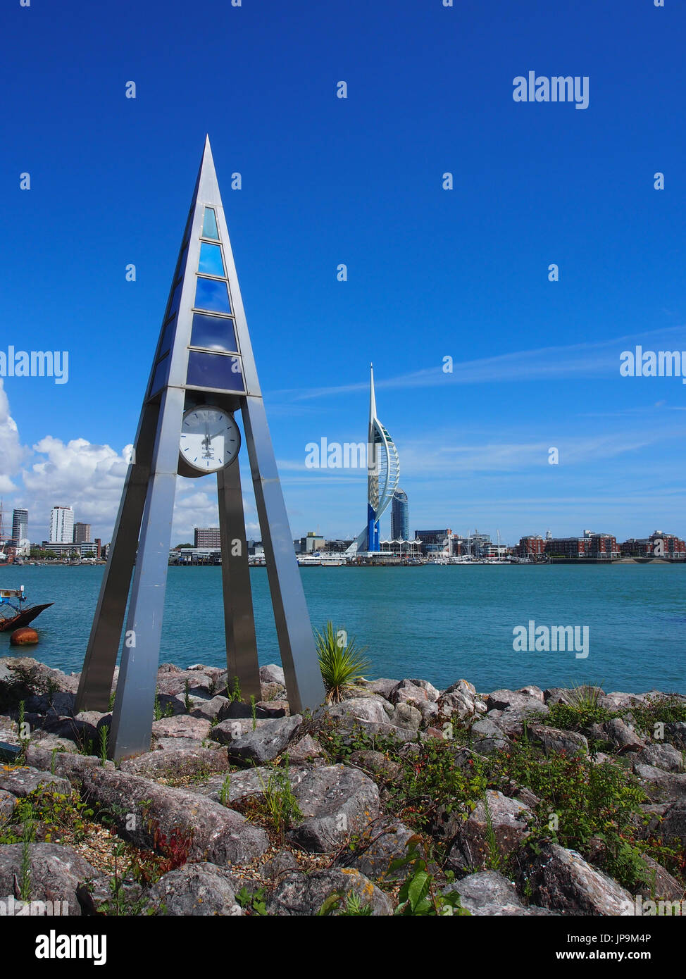 Il Gosport orologio marea progettata da Paolo migliori,con la Spinnaker Tower attraverso il porto Foto Stock