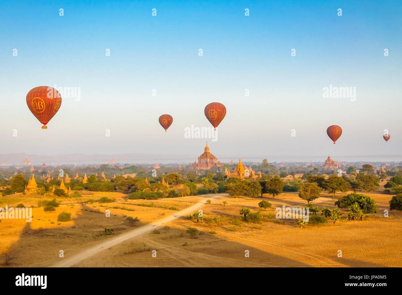 Il palloncino su Bagan, vista dal Tempio Pyathada, Bagan, Myanmar Foto Stock