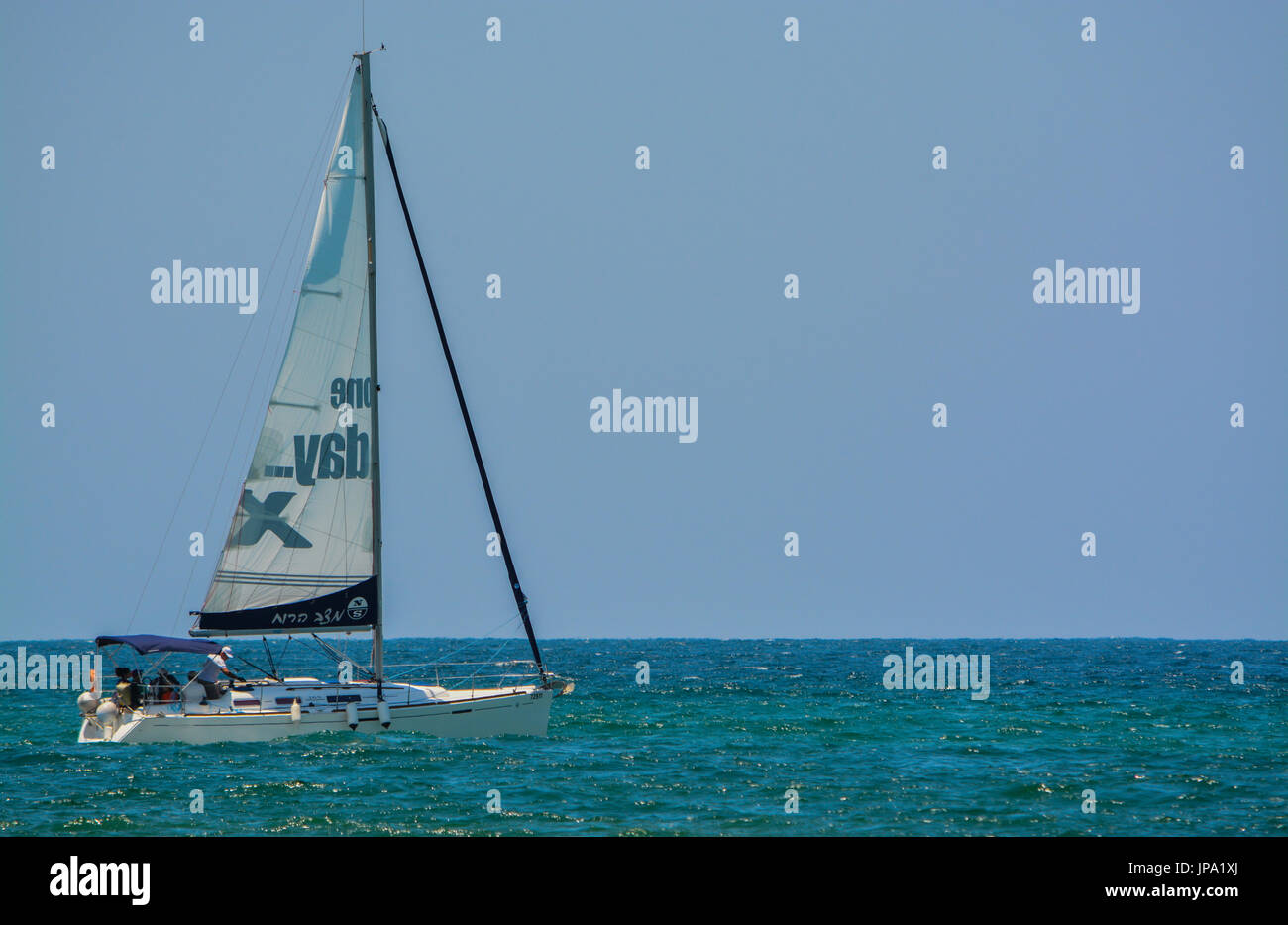 Una barca a vela sul Mar Mediterraneo in Eshkelon, Israele. Nessuna proprietà release Foto Stock