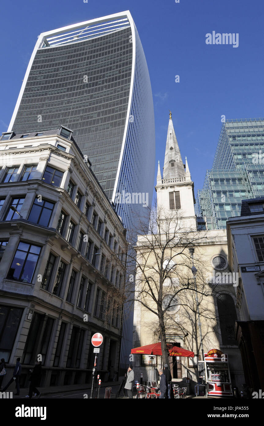 Santa Margherita Pattens chiesa e street cafe in Rood Lane con il walkie talkie edificio nella città di sfondo di Londra London Inghilterra England Foto Stock