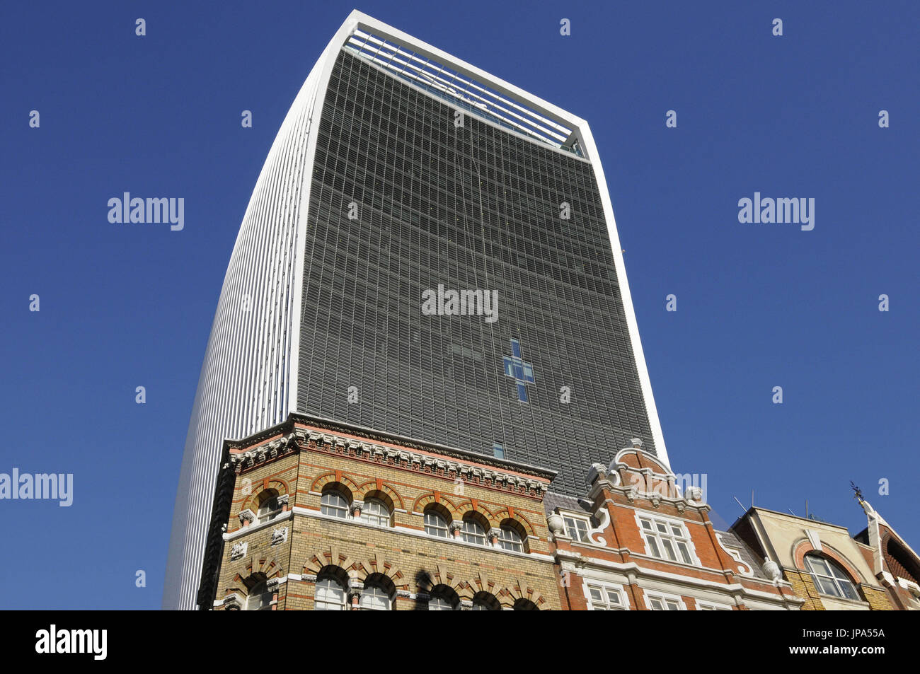 L'Antico e il moderno skyline della città di Londra con il walkie talkie edificio e vecchi edifici in Cheapside London Inghilterra England Foto Stock
