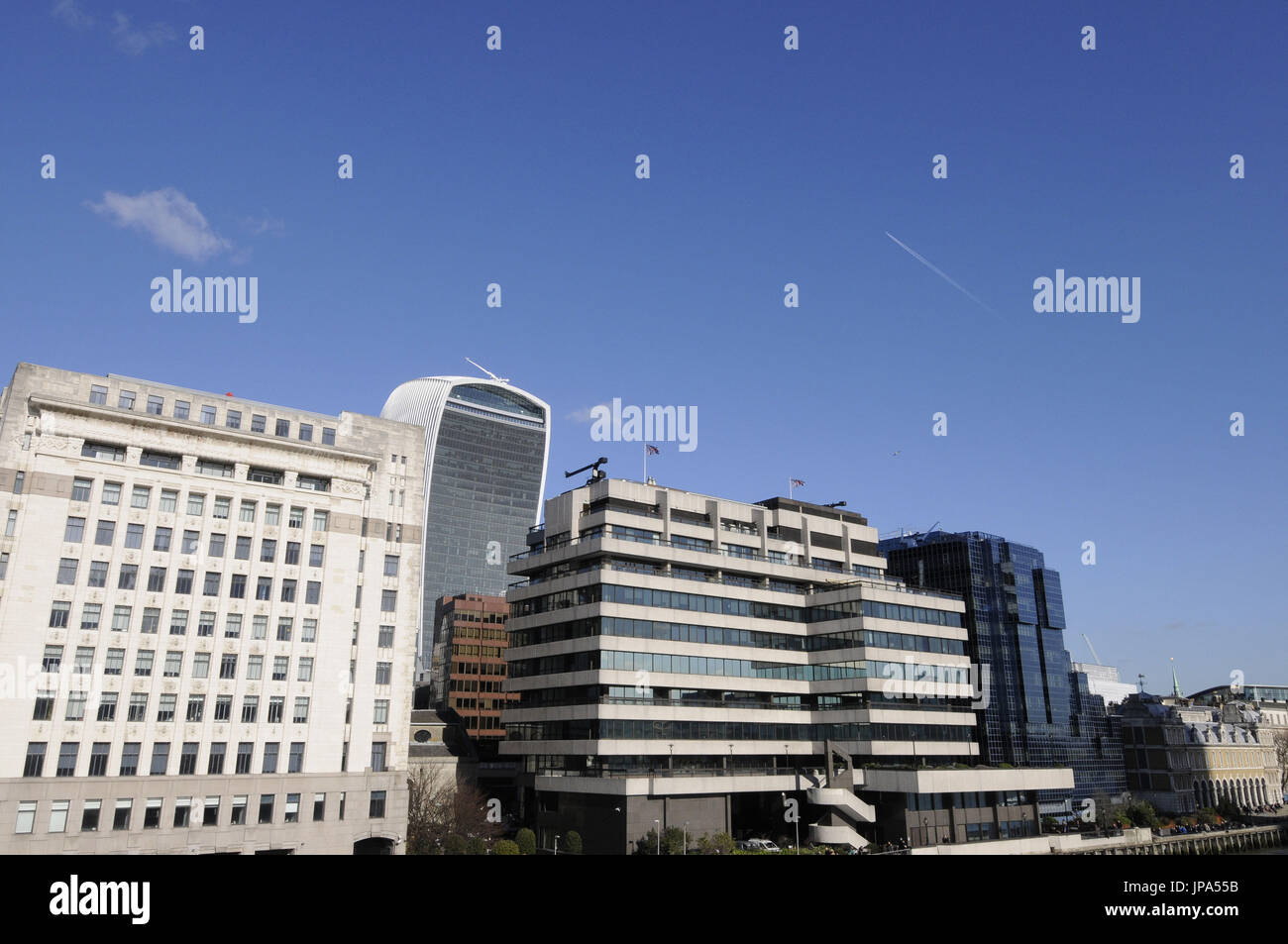 L'Antico e il moderno skyline della città di Londra con il walkie talkie edificio e vecchi edifici vista dal Ponte di Londra Londra Inghilterra Foto Stock