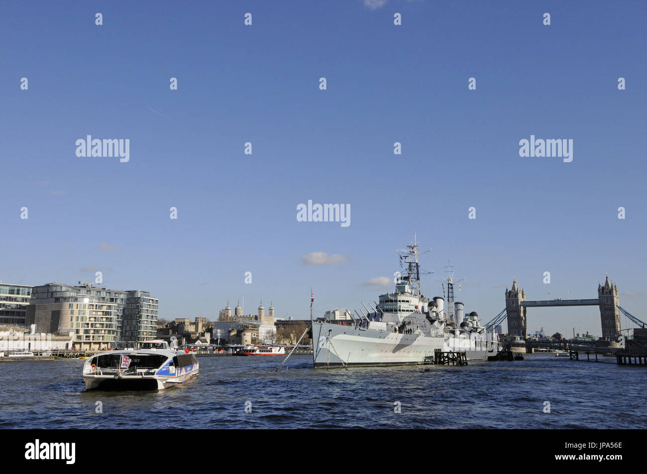 La vista lungo il Tamigi per la HMS Belfast e il Tower Bridge London Inghilterra England Foto Stock