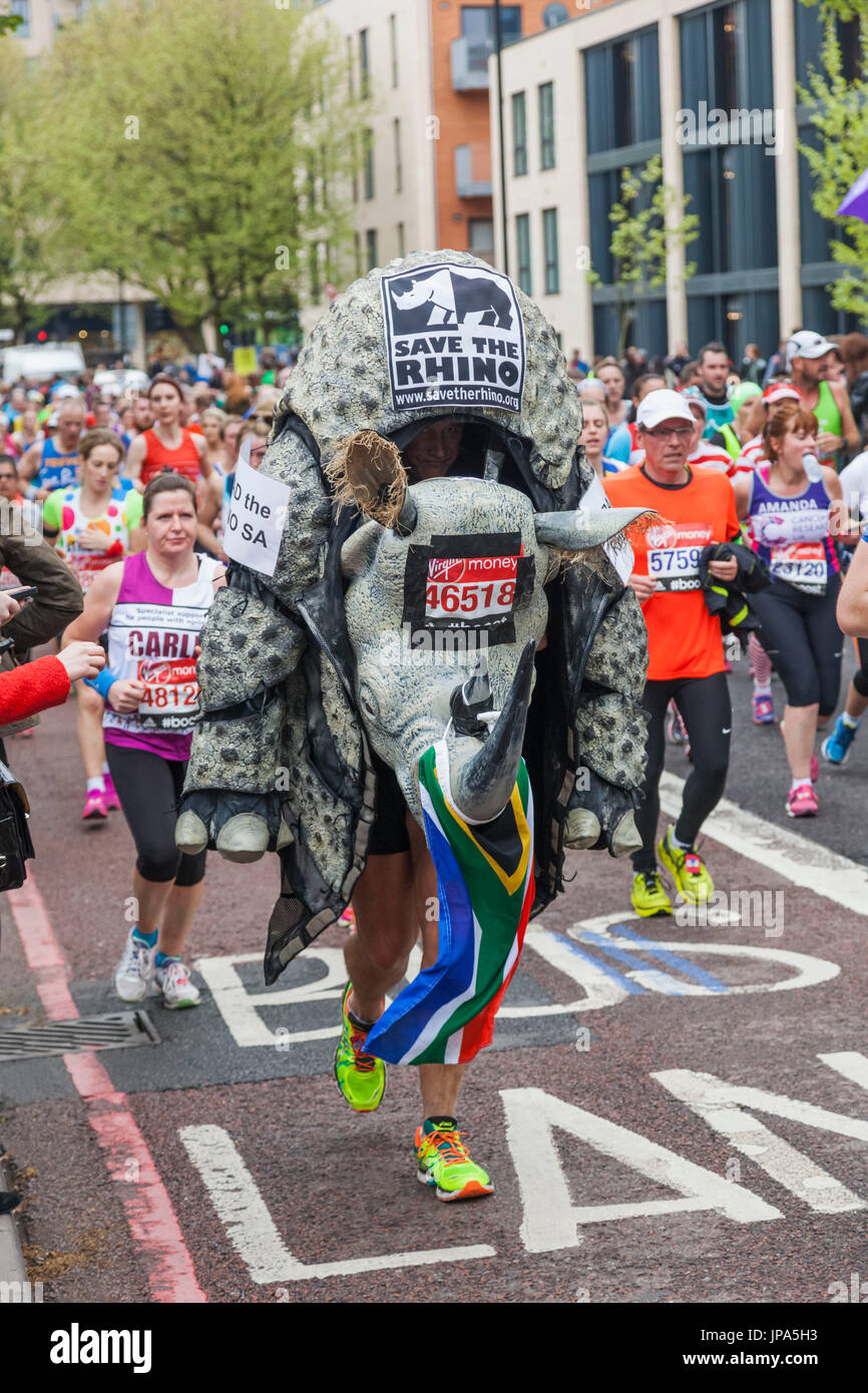 Inghilterra, London, London Marathon, 'Salva il Rhino' Campagna Runner Foto Stock