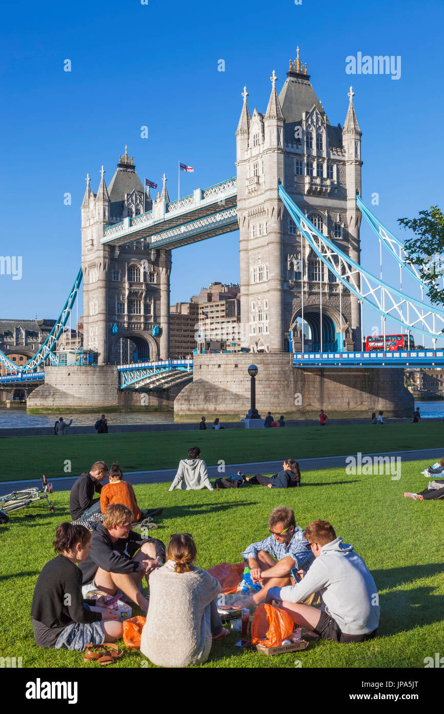 Inghilterra, Londra, persone con barbeque e il Tower Bridge Foto Stock