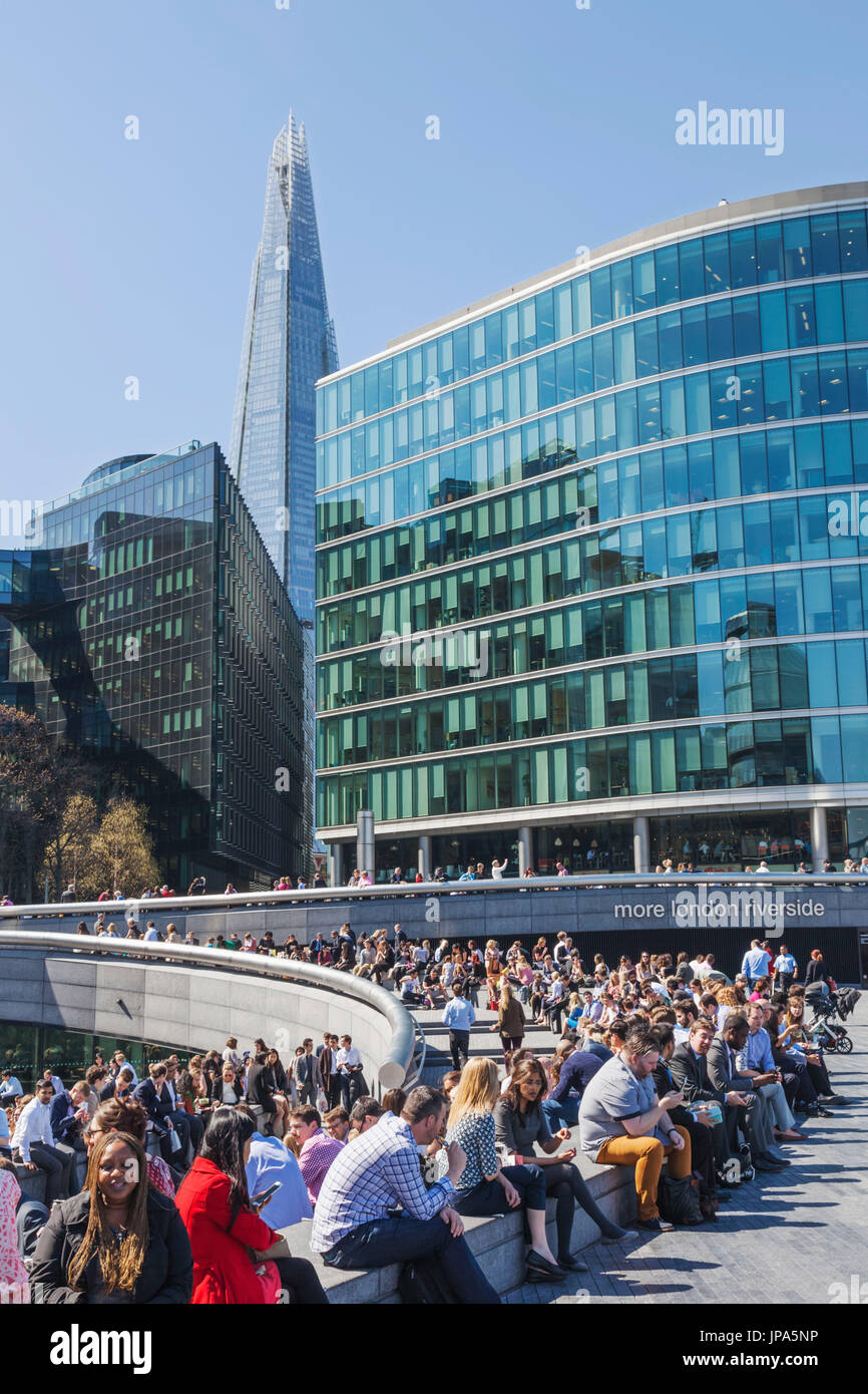 Inghilterra, Londra, Southwark, più Londra Riverside Station Wagon e Ufficio per il pranzo dei lavoratori rilassante Foto Stock