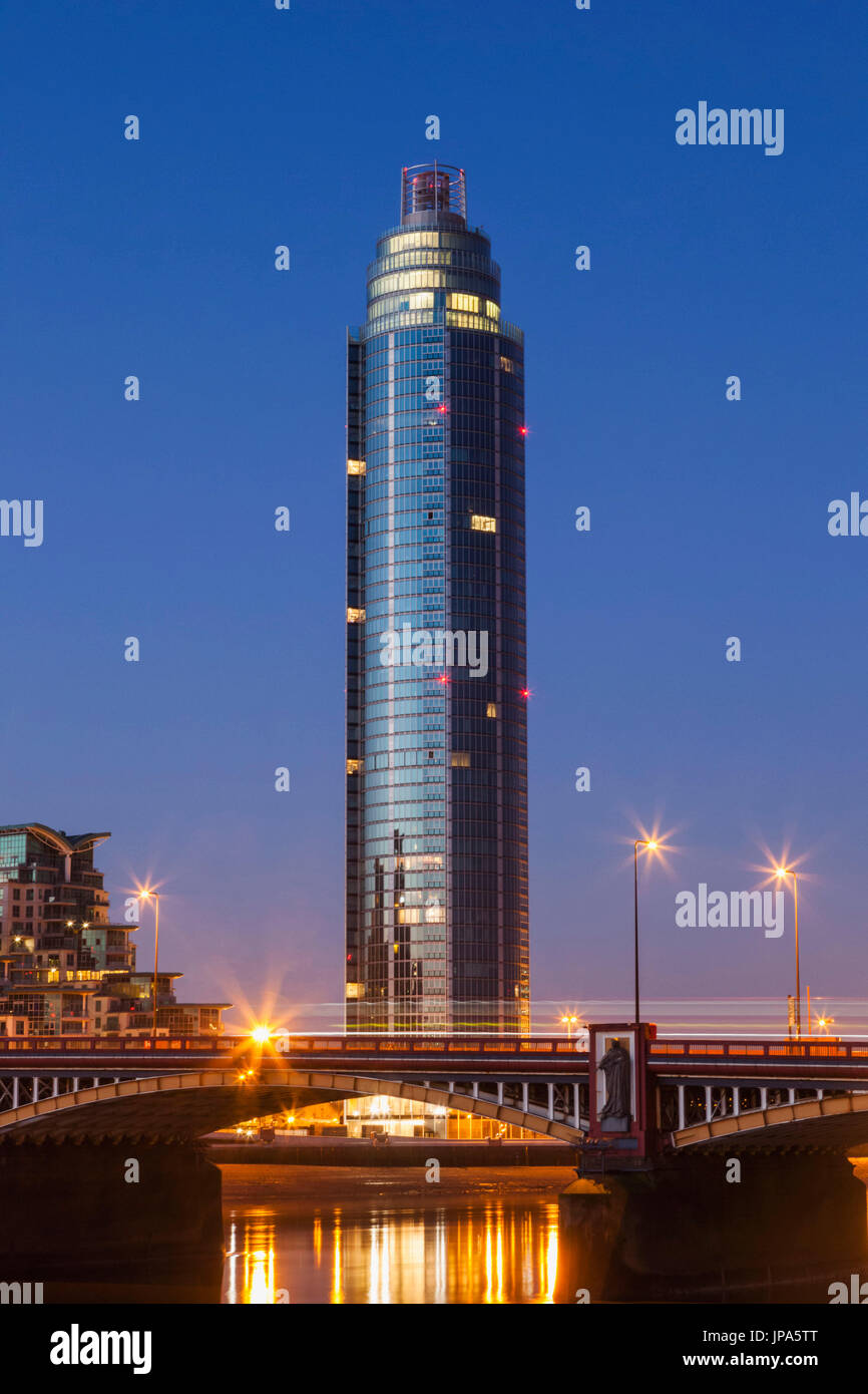 Inghilterra, Londra, Vauxhall, Saint George Wharf e Torre di Vauxhall all'alba Foto Stock