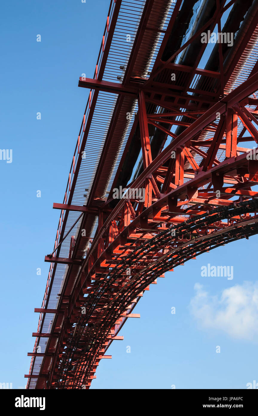 Tecnologia Ponte Rosso sullo sfondo del cielo blu Foto Stock