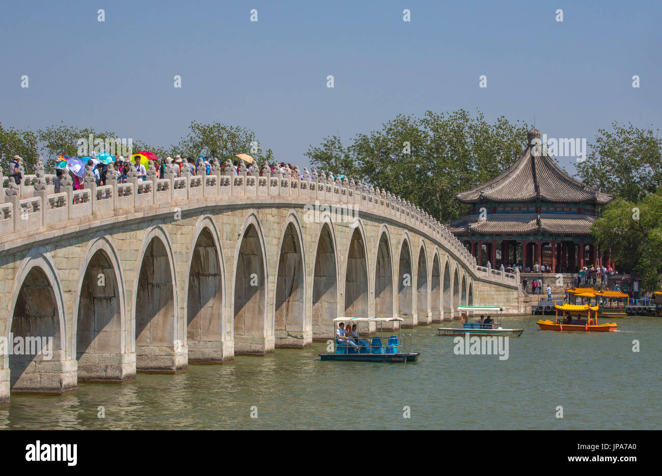 Cina, Pechino, il Palazzo Estivo, il Lago Kunming, diciassette il ponte di Arco Foto Stock