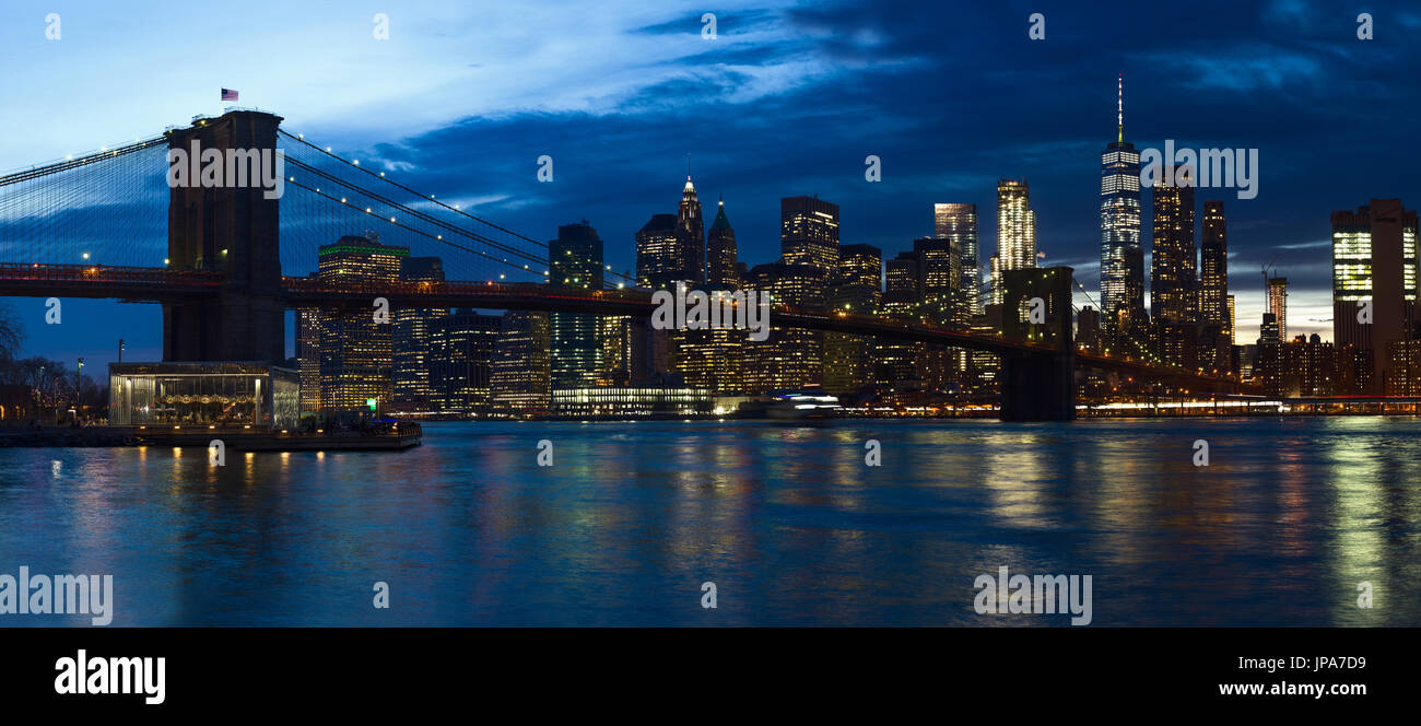 Di Manhattan e Brooklyn Bridge panorama al tramonto da DUMBO, New York, Stati Uniti d'America Foto Stock