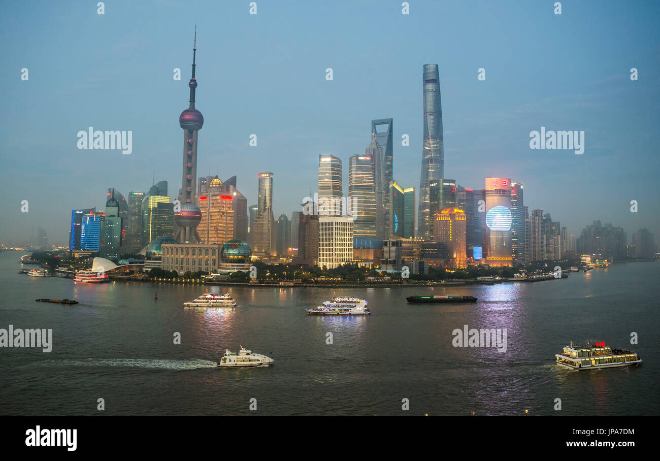 Cina Shanghai City, quartiere Pudong Skyline, Oriental Pearl e torri di Shanghai, Fiume Huanpu Foto Stock