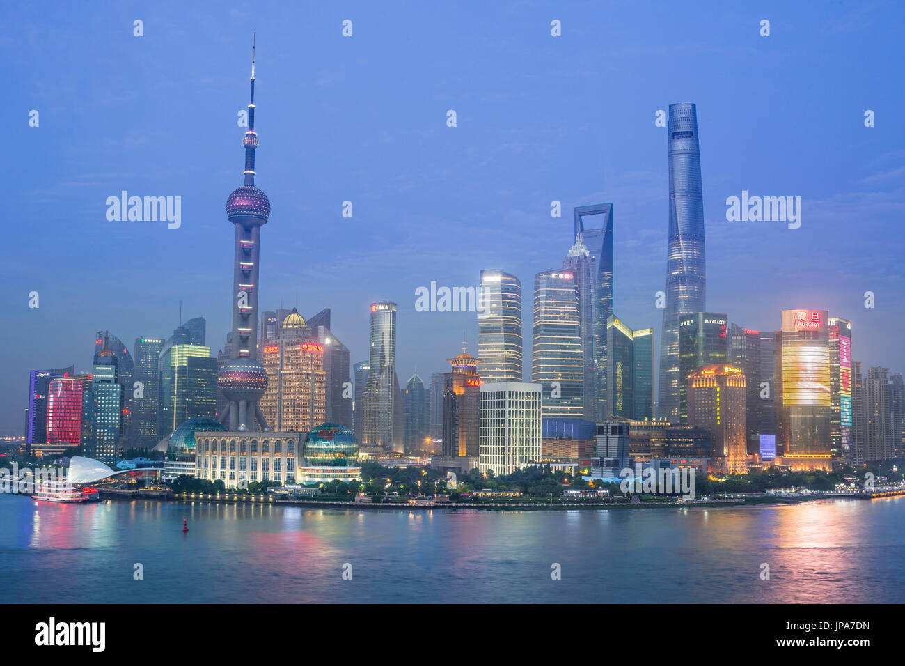 Cina Shanghai City, quartiere Pudong Skyline, Oriental Pearl e torri di Shanghai, Fiume Huanpu Foto Stock