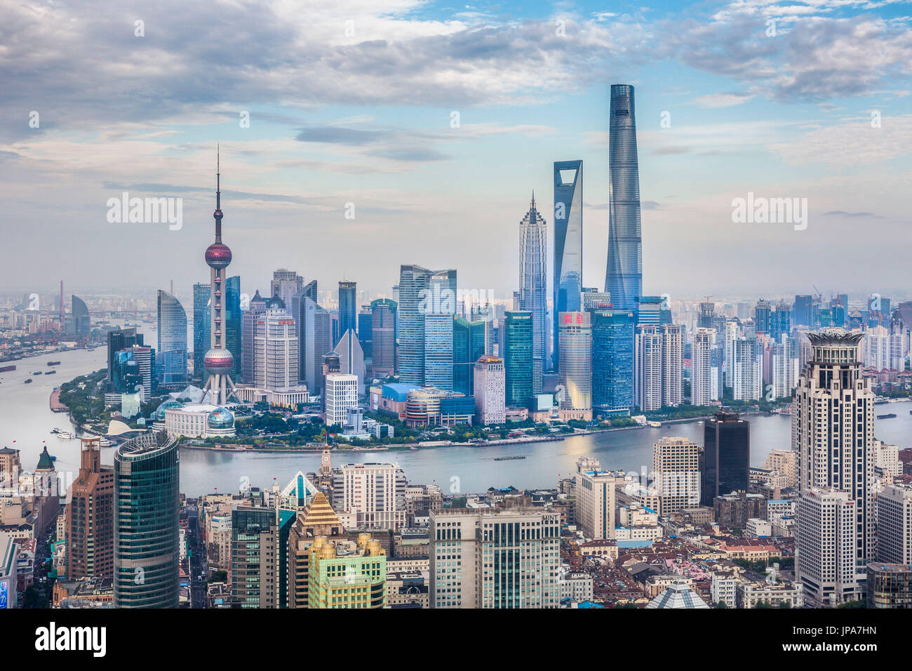 Cina Shanghai City, il Bund e il Pudong district skyline, Fiume Huangpu Foto Stock