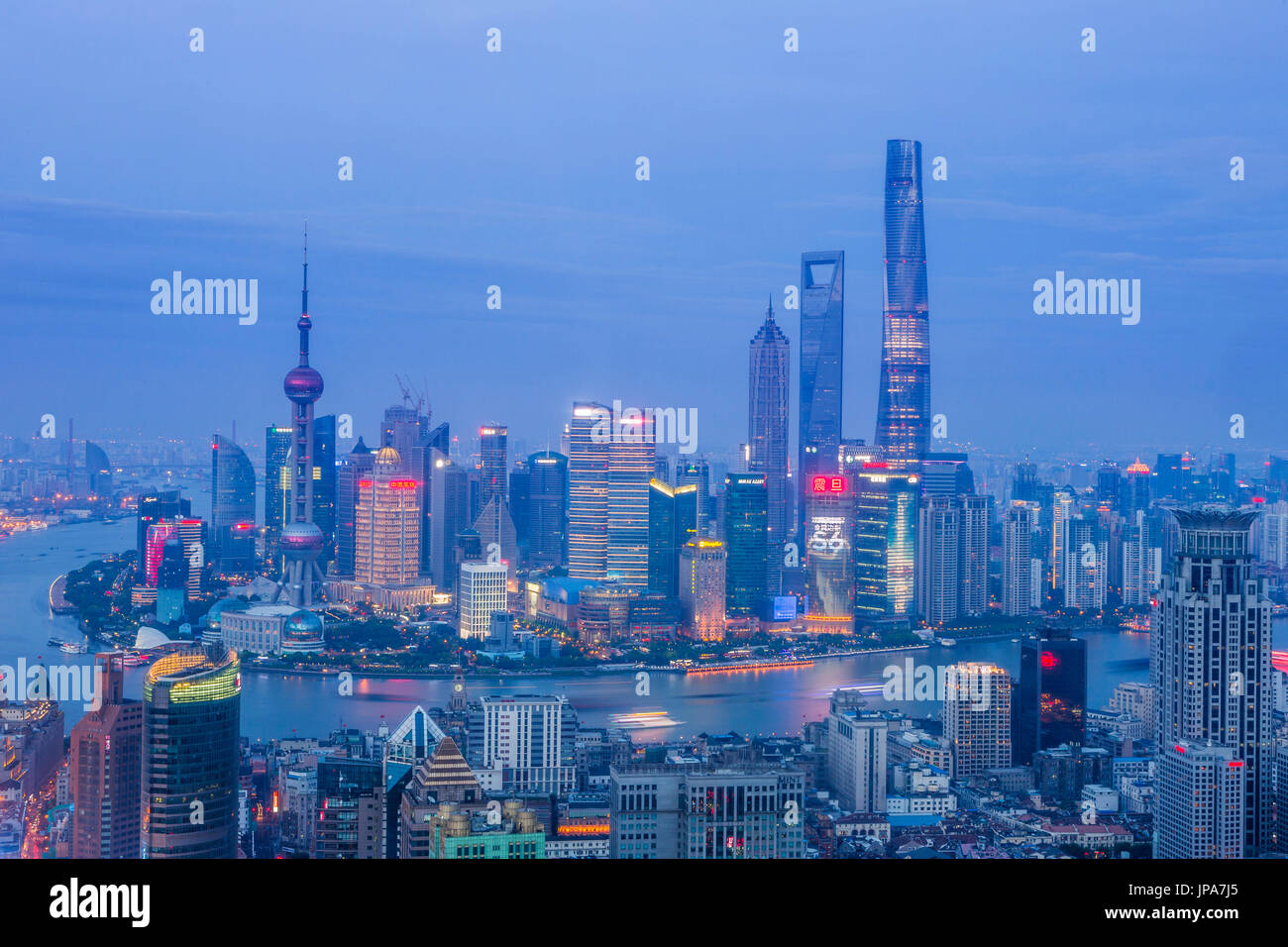Cina Shanghai City, il Bund e il Pudong district skyline, Fiume Huangpu Foto Stock