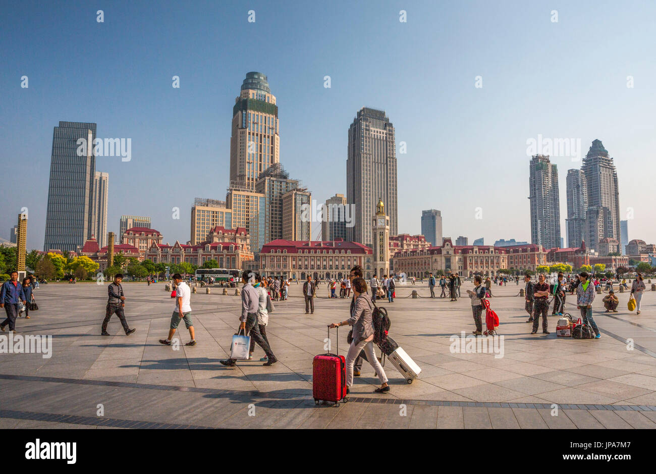 Cina, Tianjin City, Tiasnjin piazza della stazione ferroviaria Foto Stock