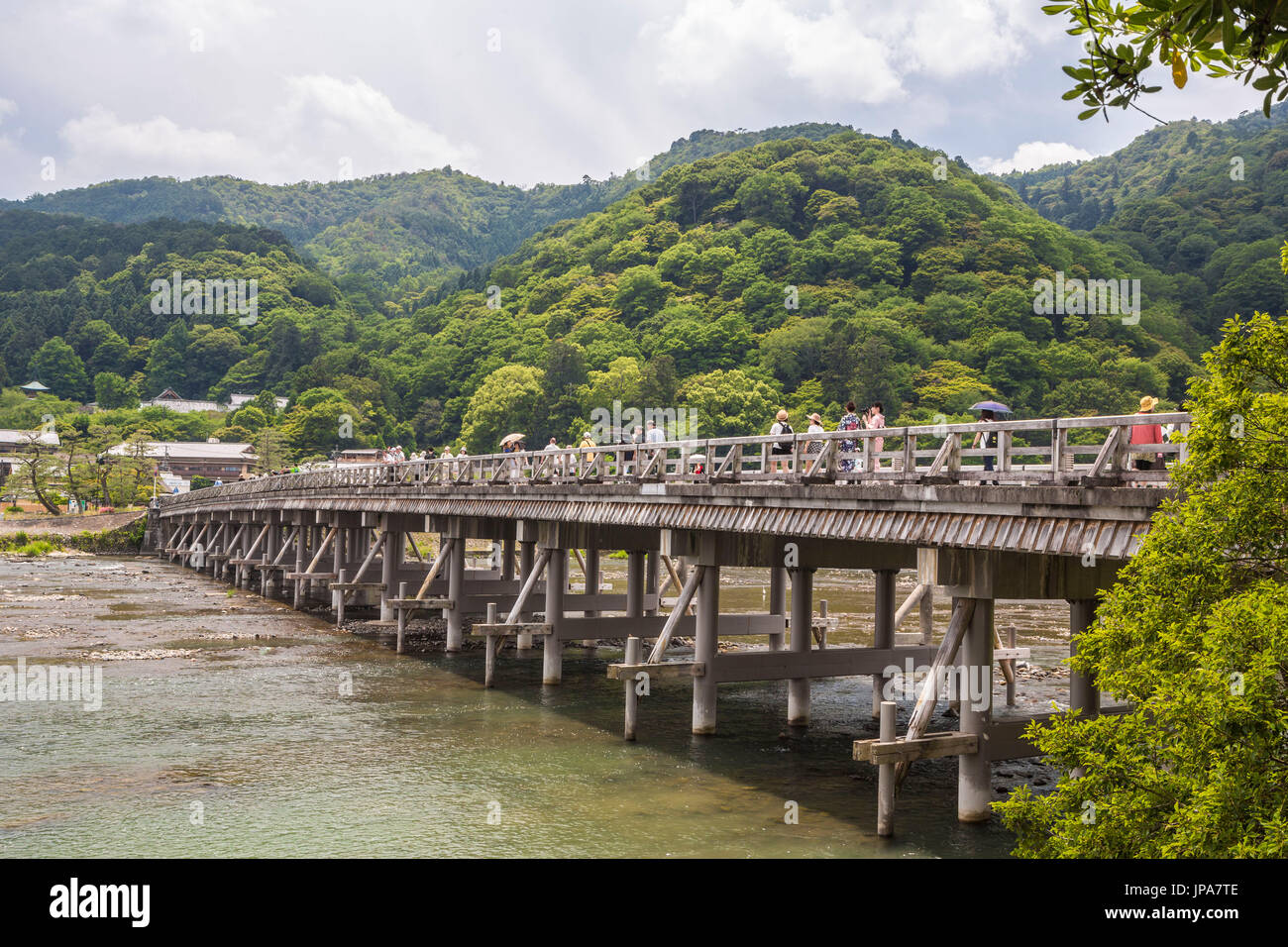 Giappone, Kyoto City, Ponte Togetsu,Arashiyama Mountain, Oi River Foto Stock