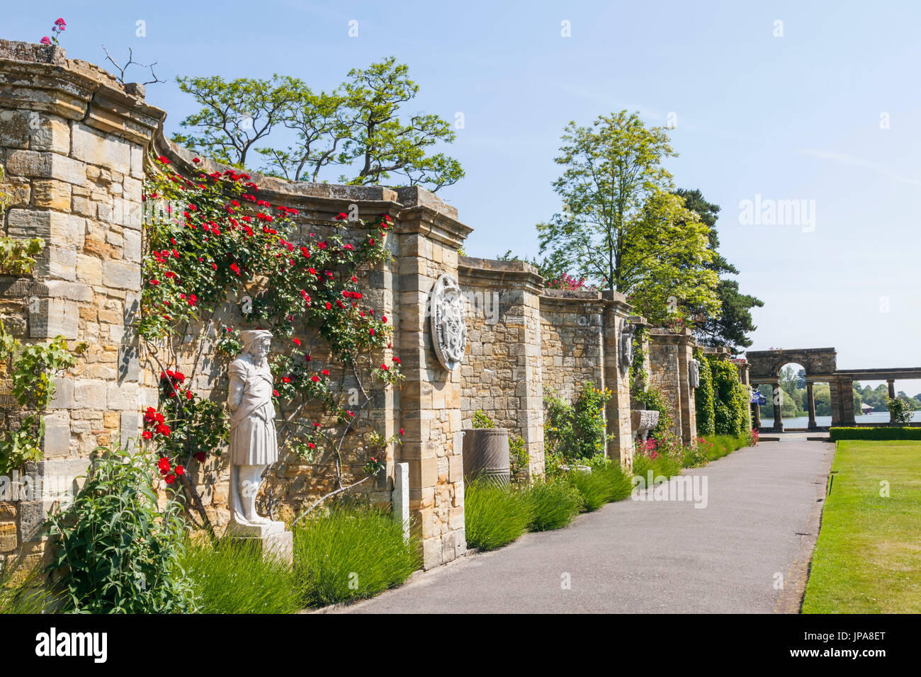 Inghilterra, Kent, Hever, il castello di Hever, il giardino italiano Foto Stock