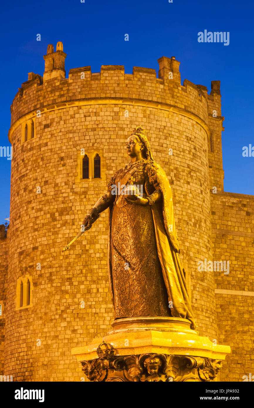 Inghilterra, Berkshire, Windsor, il Castello di Windsor, statua della regina Victoria Foto Stock