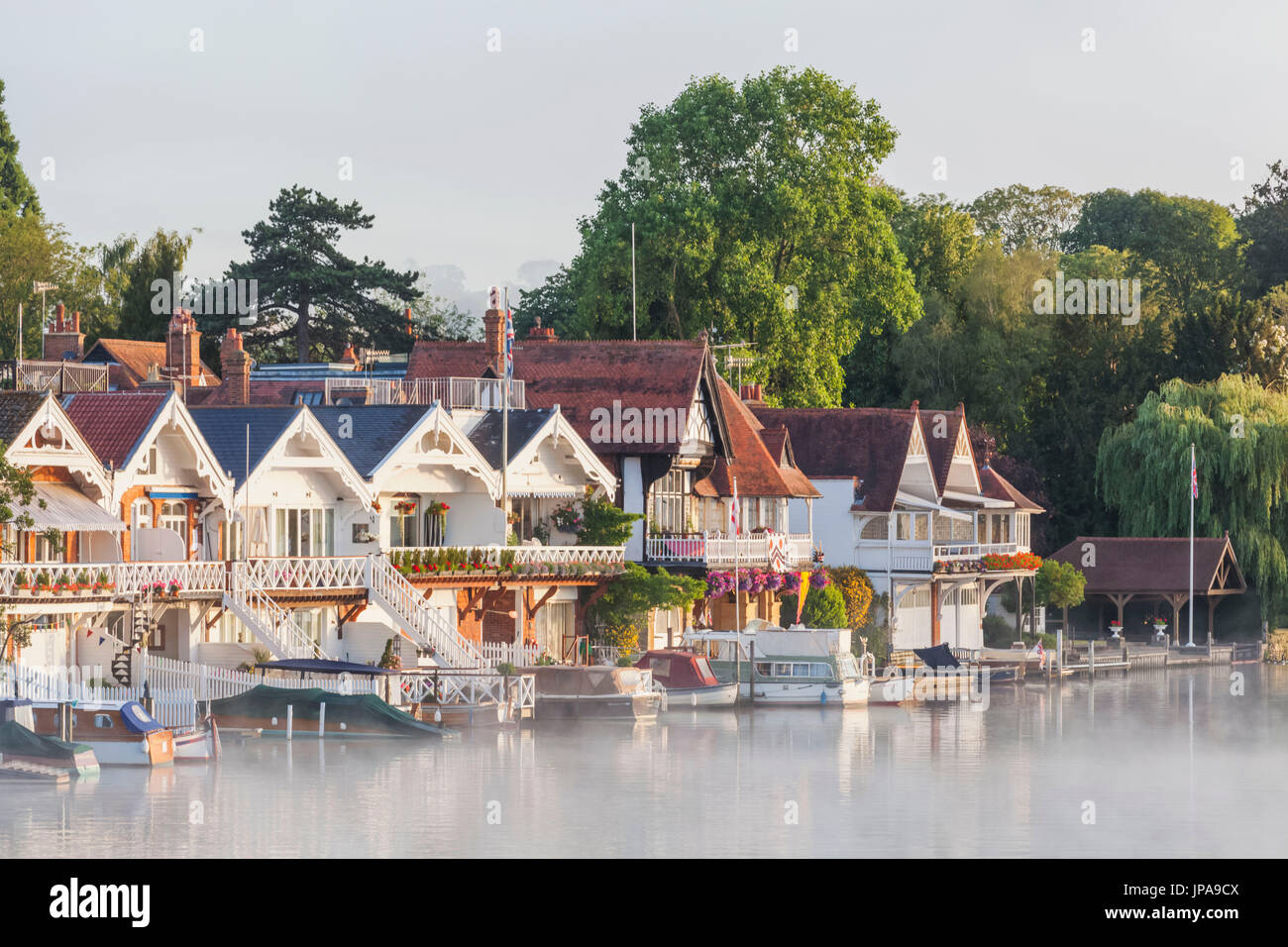 Inghilterra, Oxfordshire, Henley-on-Thames, Boathouses e il fiume Tamigi Foto Stock