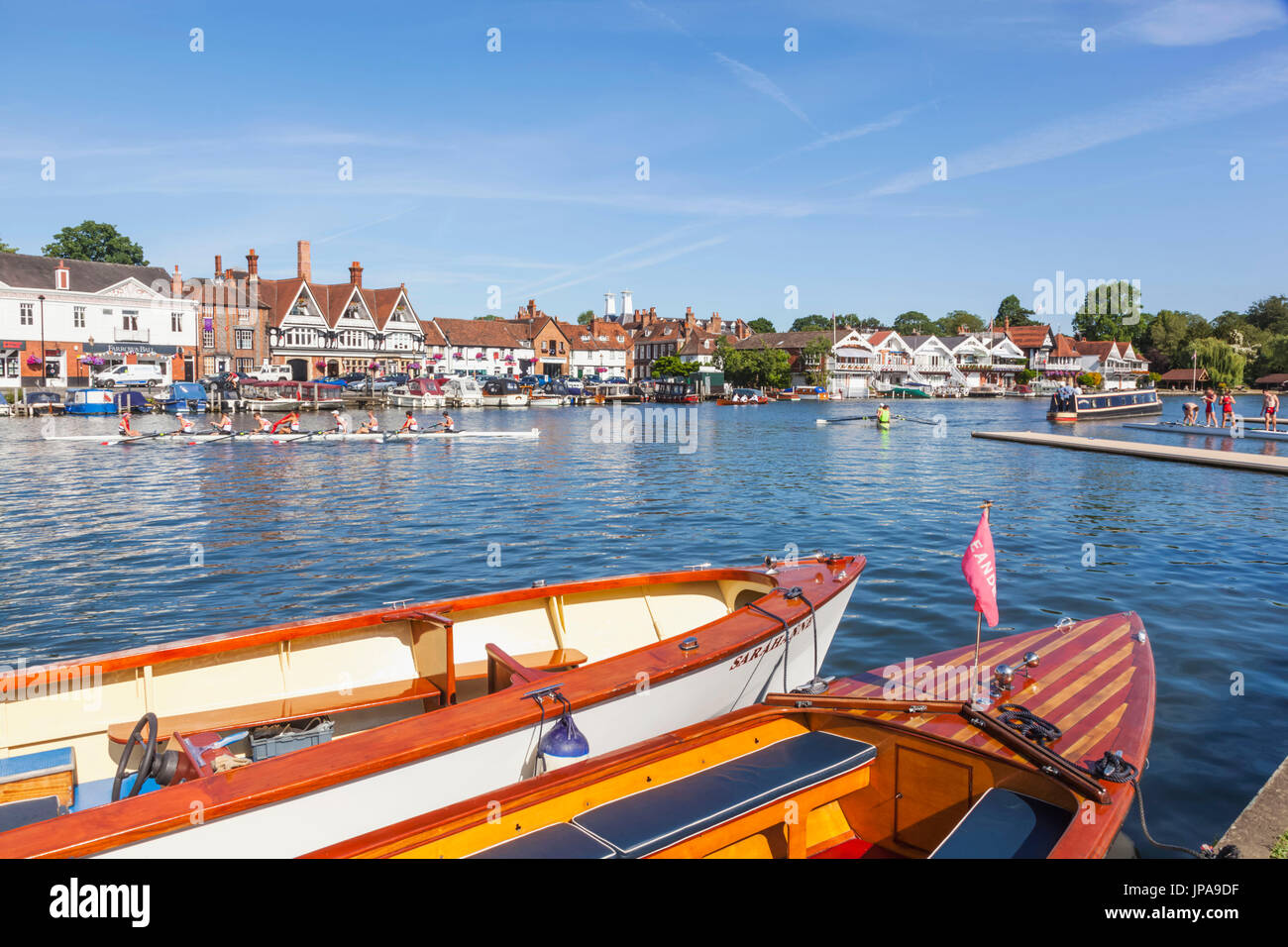 Inghilterra, Oxfordshire, Henley-on-Thames, barche da diporto e sullo skyline della città Foto Stock
