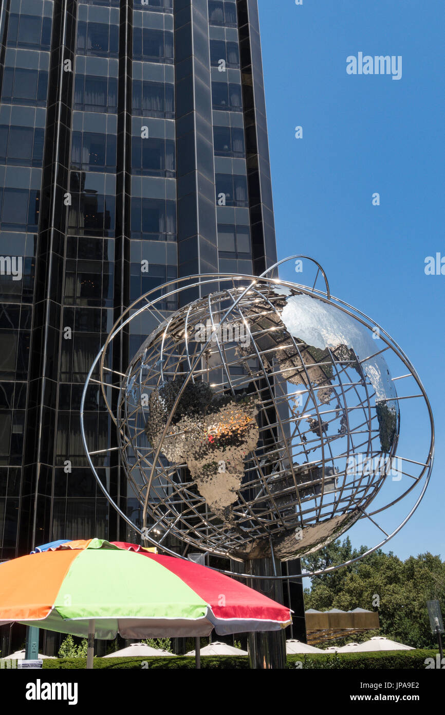 Globo di metallo scultura, Columbus Circle, NYC, STATI UNITI D'AMERICA Foto Stock