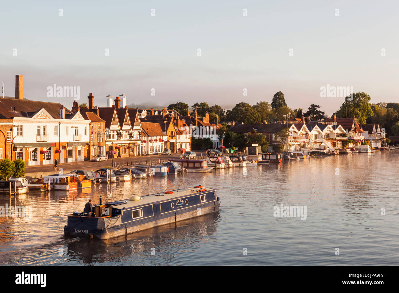 Inghilterra, Oxfordshire, Henley-on-Thames, lo skyline della città e il fiume Tamigi Foto Stock