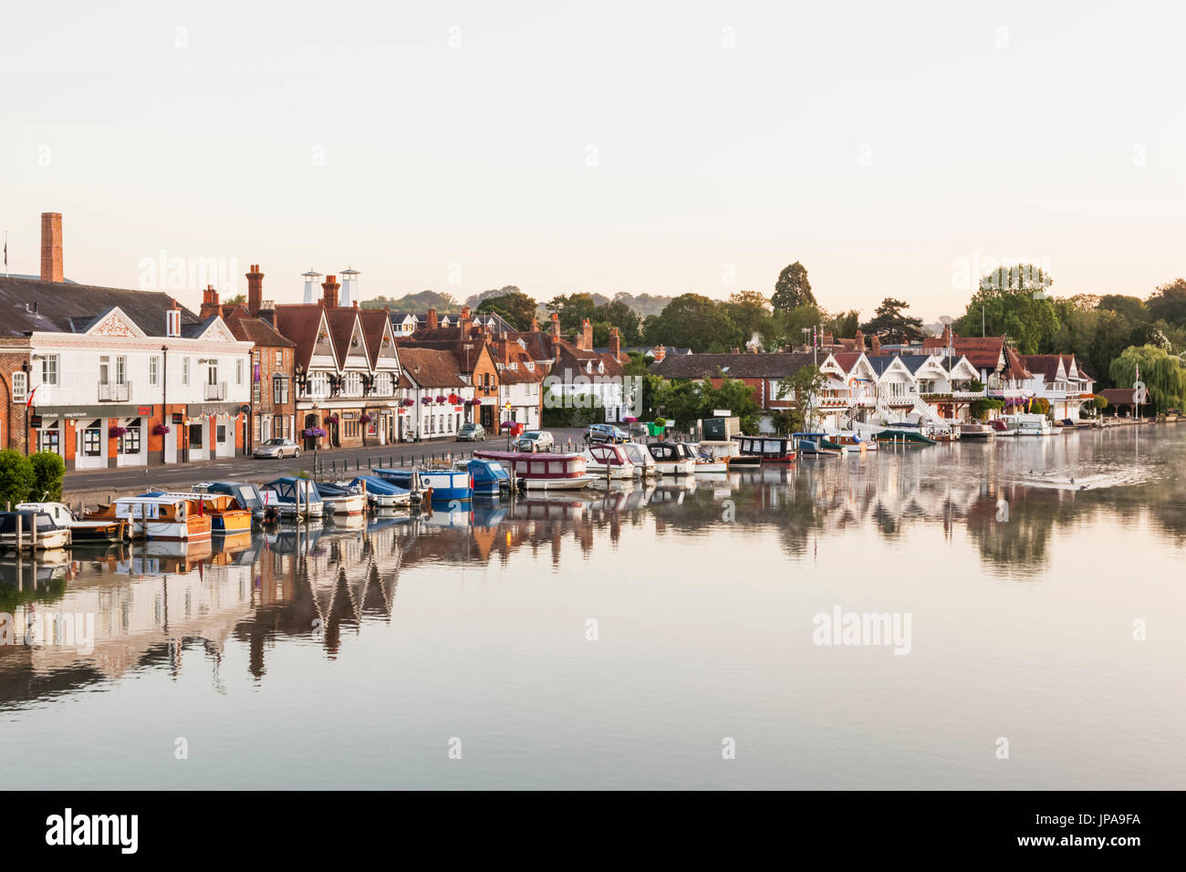 Inghilterra, Oxfordshire, Henley-on-Thames, lo skyline della città e il fiume Tamigi Foto Stock