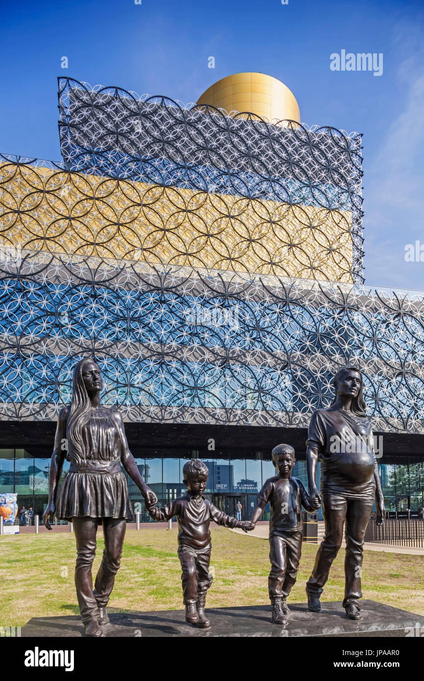 Inghilterra, West Midlands, Birmingham, la Biblioteca di Birmingham, scultura intitolata "una vera famiglia di Birmingham' da Gillian indossa Foto Stock