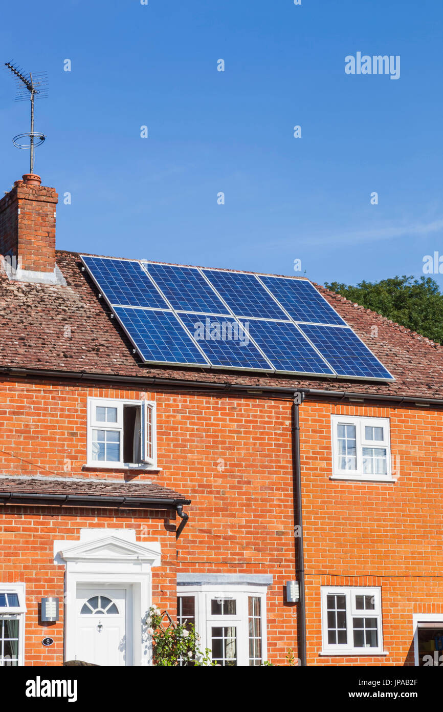 Inghilterra, Hampshire, tetto a pannelli solari Foto Stock