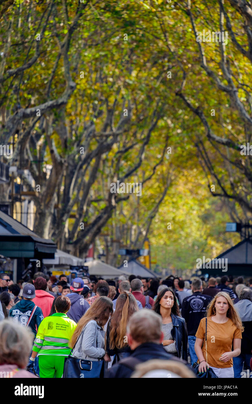 La gente a piedi a La Rambla di Barcellona, Spagna. La Rambla uno dei simbolo della città. Centro della vita turistica. Barcellona, in Catalogna, Spagna Foto Stock