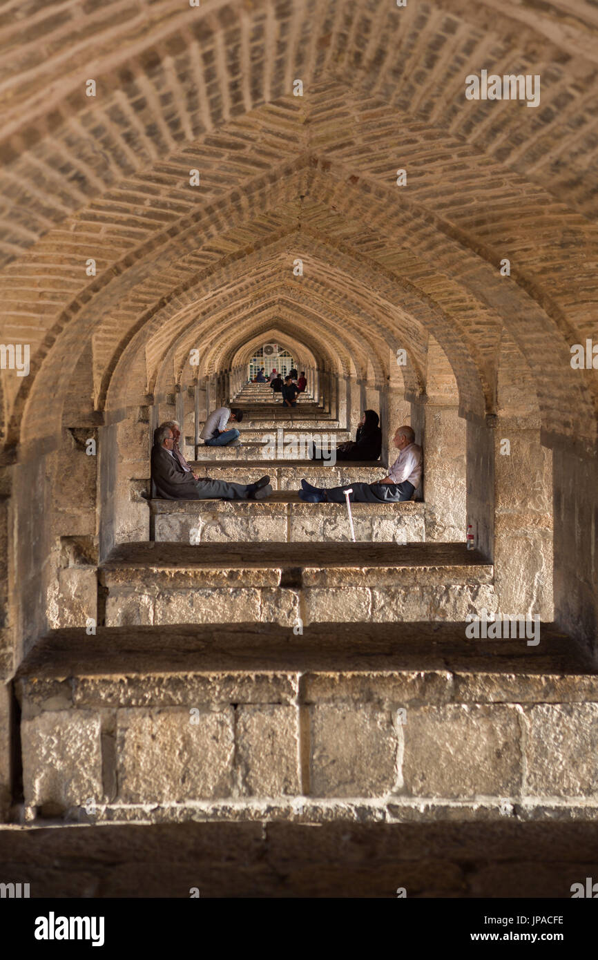 Iran, Esfahan Città, Si-O-seh Bridge, patrimonio mondiale dell UNESCO Foto Stock