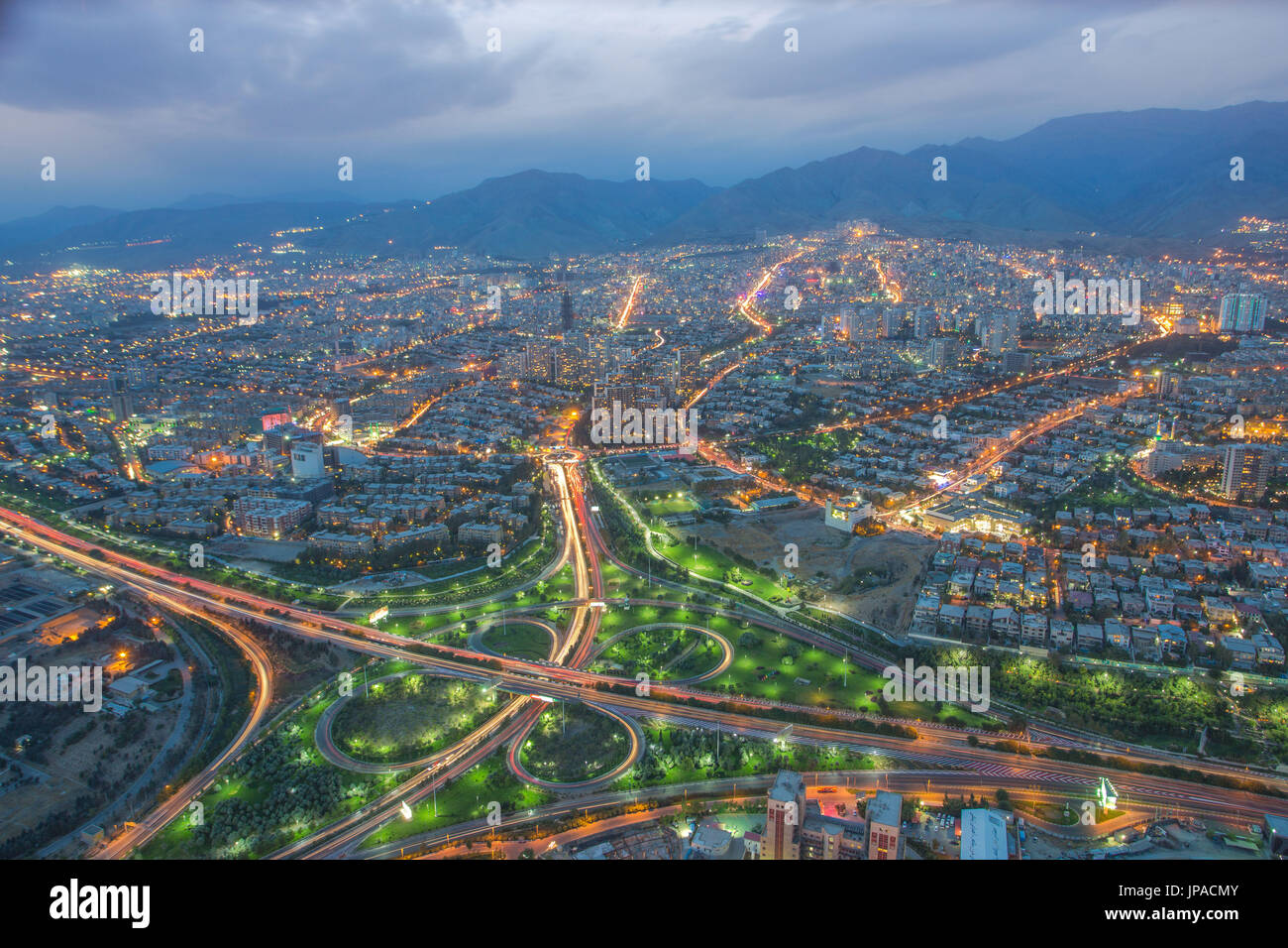 Iran Teheran Città, Teheran città dalla torre Milad, Modarres expresway Foto Stock