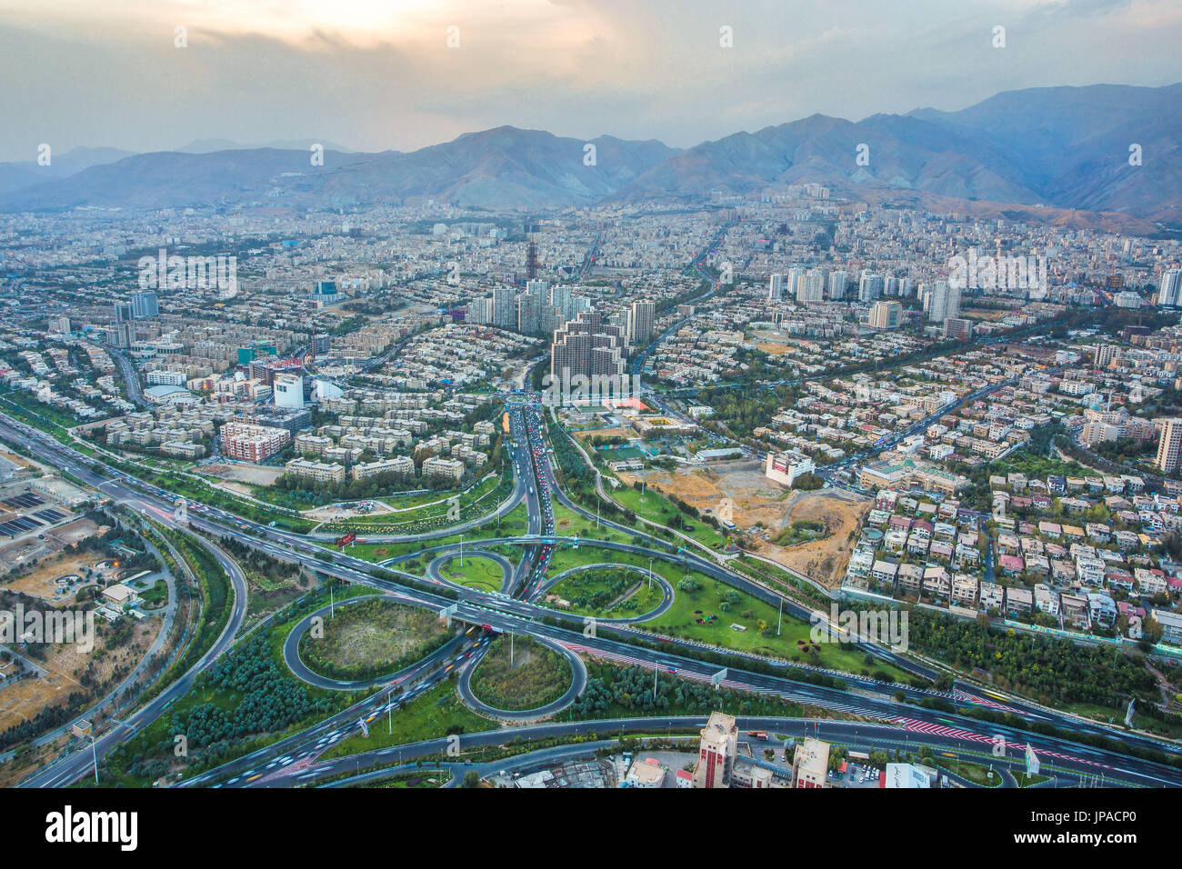 Iran Teheran Città, Teheran città dalla torre Milad, Modarres expresway Foto Stock