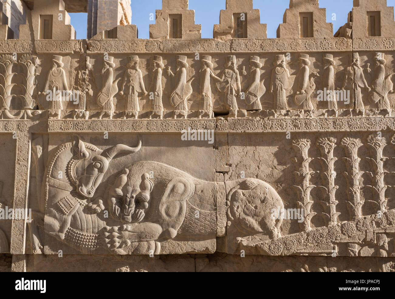 Iran, Persepolis Città, Rovine di Persepolis, rilievo alla scala Apadana, Apadana Palace Foto Stock
