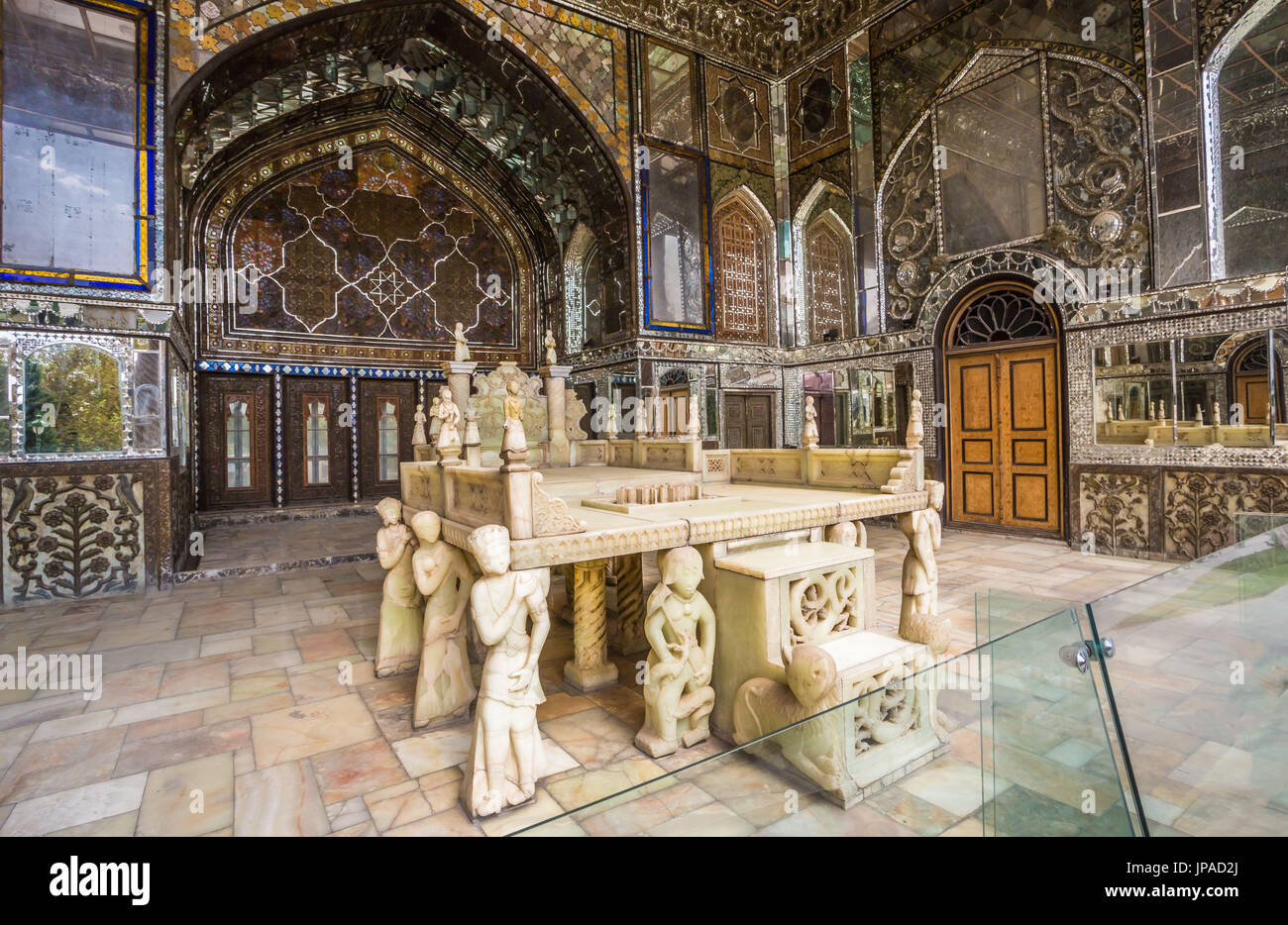 Iran Teheran Città, Golestan Palace complesso, Ivan-e Takht-e Marmar (trono marmoreo della veranda) Foto Stock