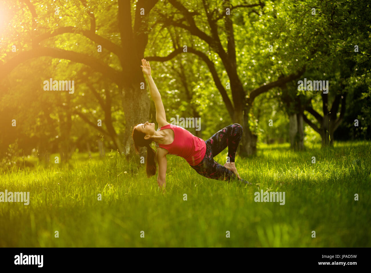 Femmina di fare yoga asana lato plank posano con gamba piegata. Foto Stock