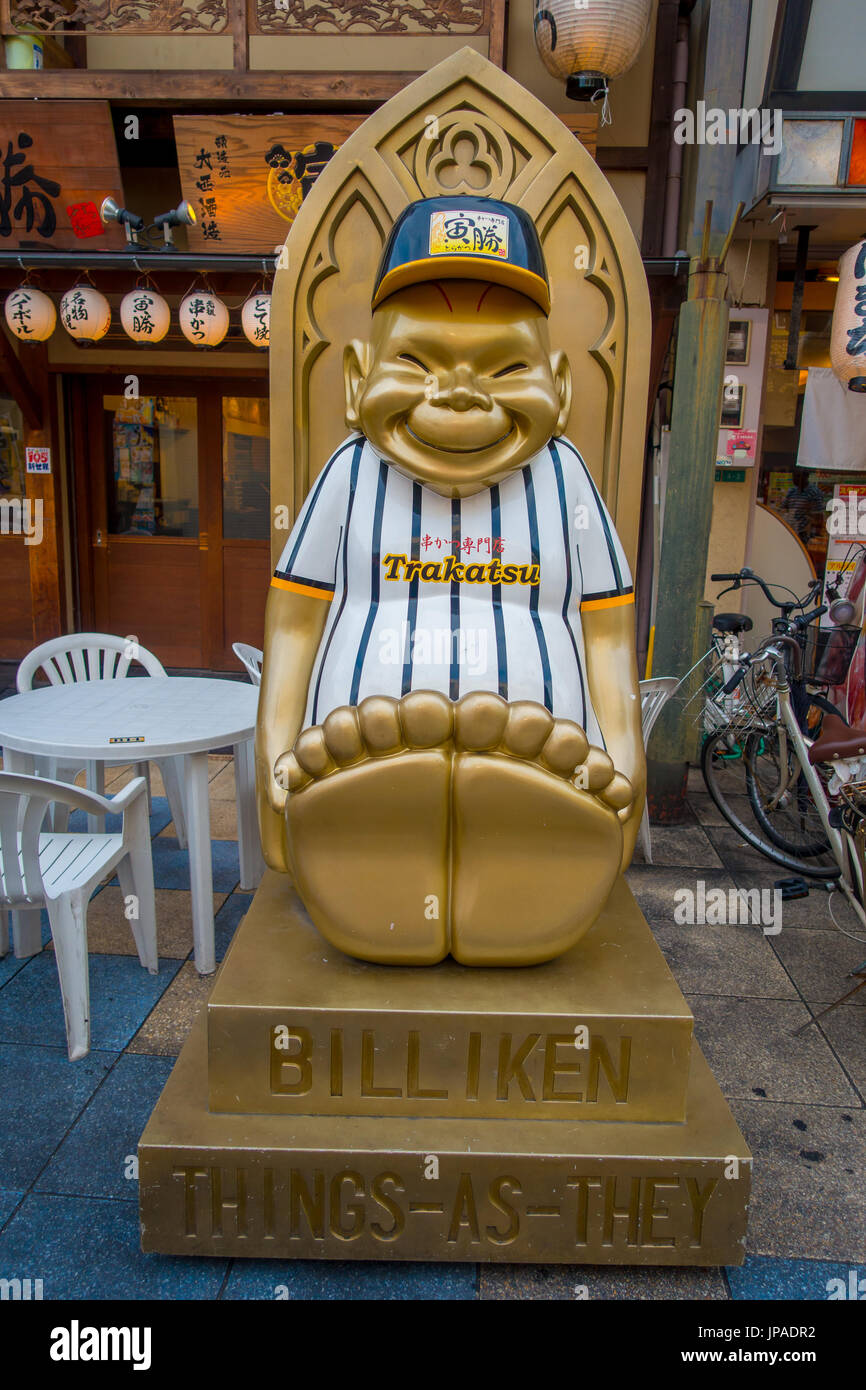 OSAKA, Giappone - 18 luglio 2017: Billiken il dio delle cose come dovrebbero essere statua è ovunque nel quartiere Shinsekai Foto Stock