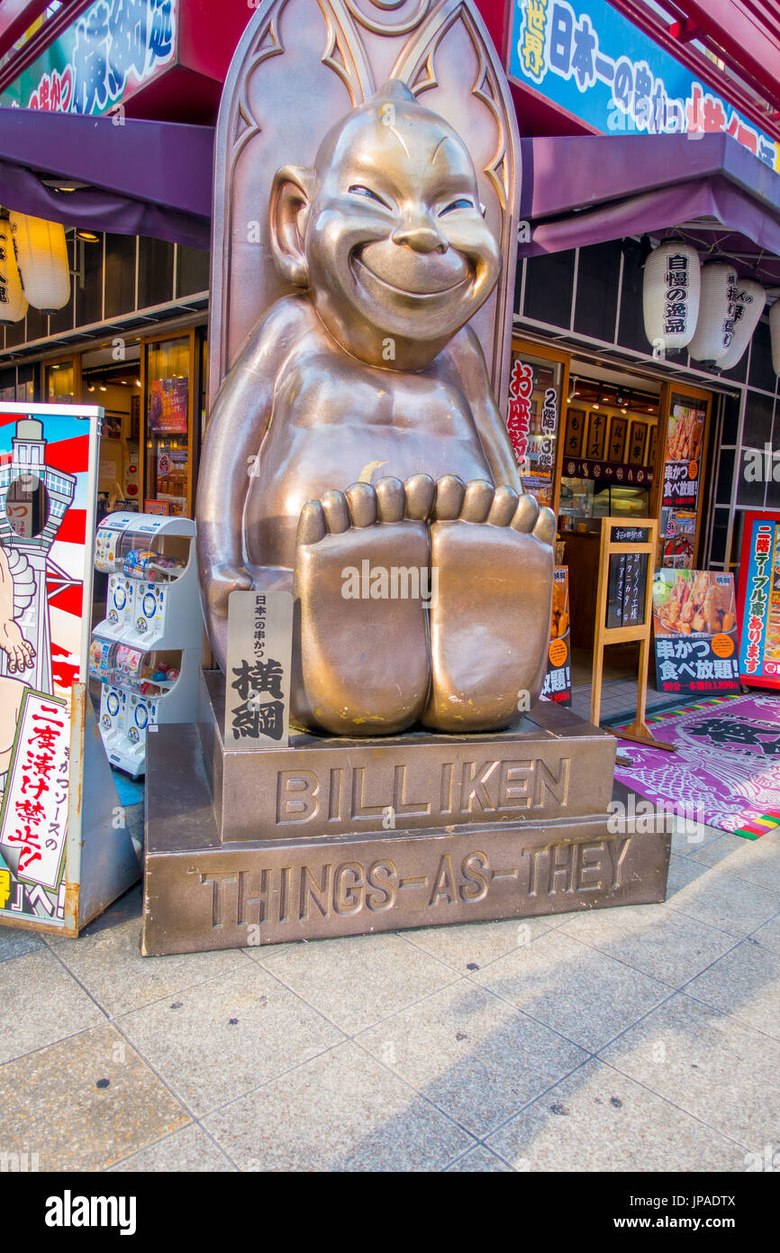 OSAKA, Giappone - 18 luglio 2017: Billiken il dio delle cose come dovrebbero essere statua è ovunque nel quartiere Shinsekai Foto Stock
