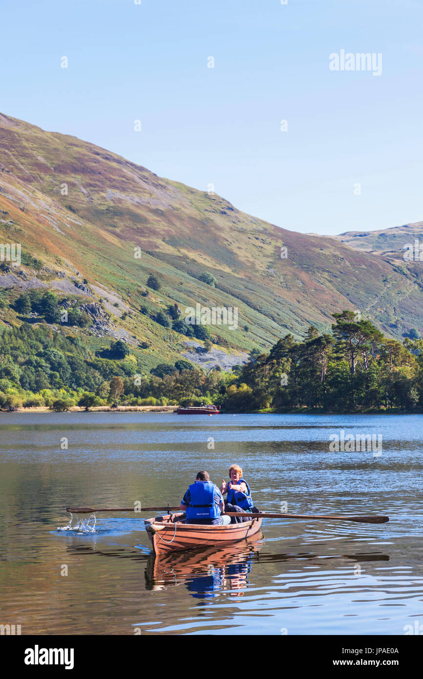 Inghilterra, Cumbria, Lake District, Ullswater, matura in canotto Foto Stock
