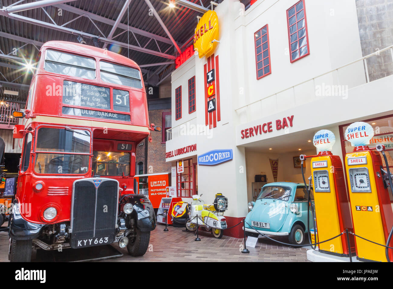 Inghilterra, Hampshire, New Forest, Beaulieu, il National Motor Museum, presentano dei Garage storico Foto Stock