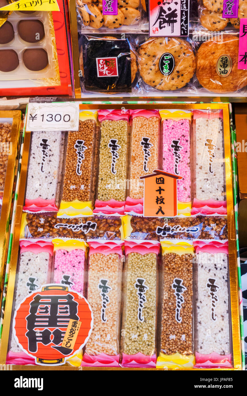 Giappone, Honshu, Tokyo, Asakusa, il Tempio di Sensoji aka il Tempio Asakusa Kannon, nella via commerciale Nakamise, Display negozio di dolci tradizionali Foto Stock