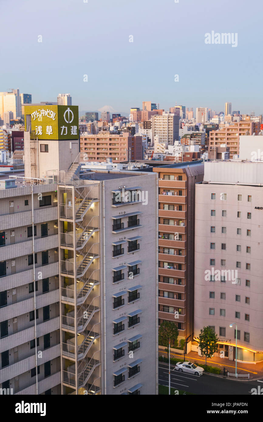 Giappone, Honshu, Tokyo, skyline della città e Mt.Fuji in distanza Foto Stock