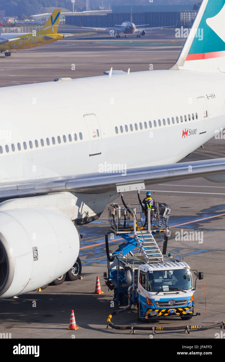 Giappone, Honshu, Tokyo Narita aeroporto, piano il rifornimento di carburante Foto Stock