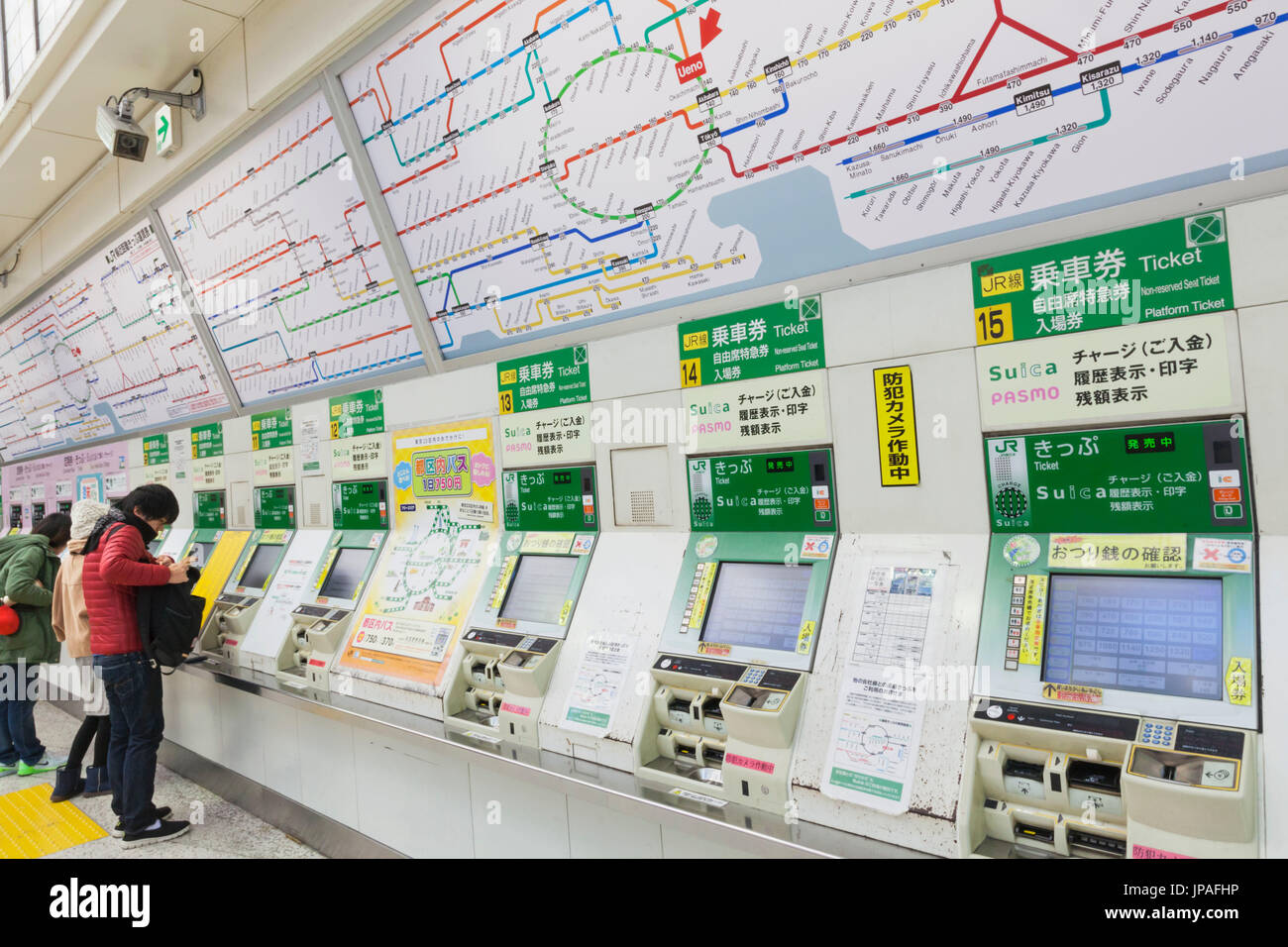Giappone, Honshu, Tokyo, stazione di Ueno, le biglietterie automatiche e mappa Foto Stock